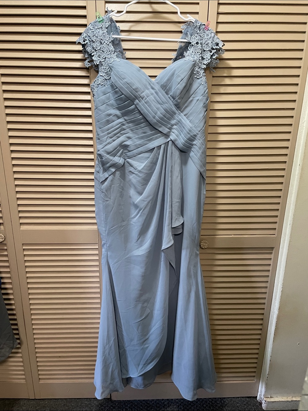Elegant Lace-Shoulder Light Gray Evening Dress